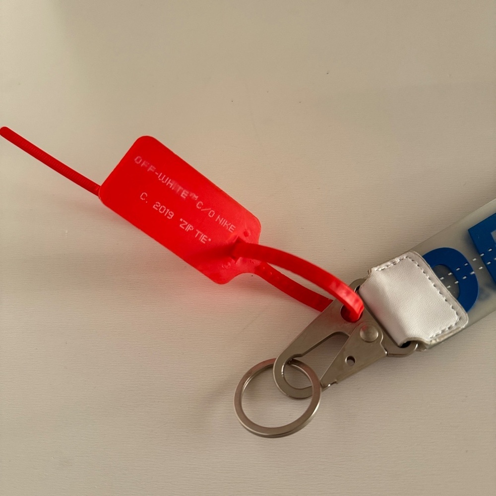 Off-White Rubber Industrial keychain lanyard, wrist strap 100% Authentic RARE - Picture 2 of 6